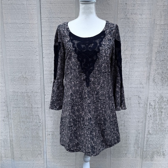 Elegant Black and Tan Patterned Mini Dress w Bell Sleeves - Picture 1 of 8